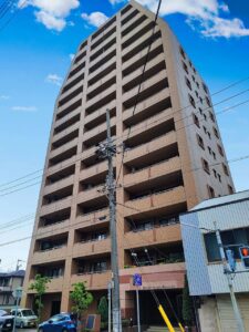 ミツイロイヤル国府宮駅前イーストの外観写真。15階建てのブラウン系タイル張りマンションで、国府宮駅徒歩4分の好立地。高層階からの眺望や日当たりも魅力。