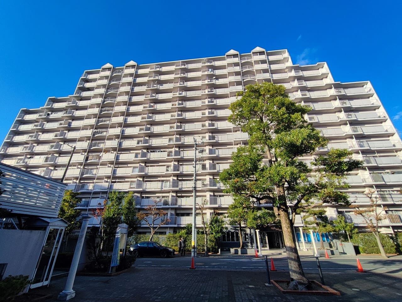 国府宮パークスクエアⅠ番館の外観写真。エントランス側から見た建物全体と植栽