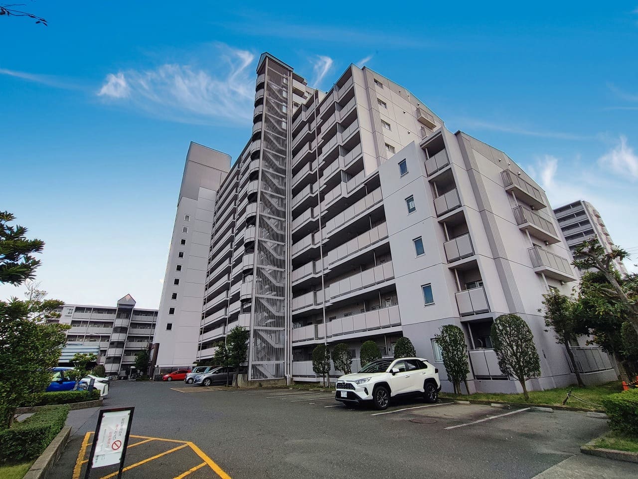 国府宮パークスクエアⅠ番館の外観写真。駐車場側から見た建物全体