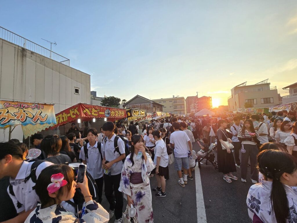 一宮七夕まつり屋台街の人混み-浴衣姿の来場者で埋め尽くされた夜店通り