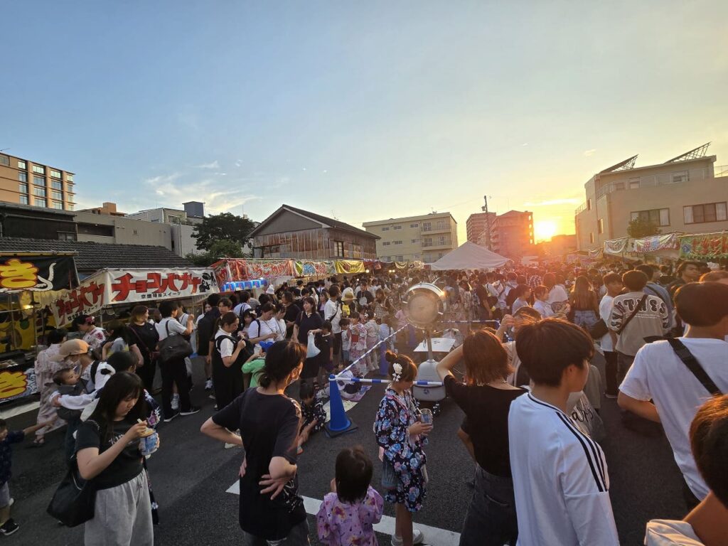 一宮七夕まつり屋台広場の太鼓パフォーマンス-大勢の観客が囲む夕暮れ時のステージ