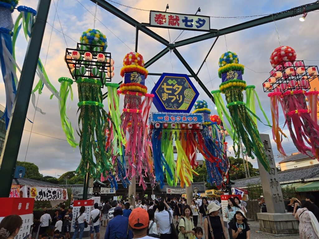 一宮七夕まつり会場の七夕飾り-色とりどりの竹飾りと短冊で賑わう真清田神社周辺