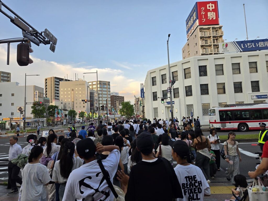 一宮七夕まつり期間中の一宮駅前交差点-祭り会場へ向かう大勢の来場者で賑わう様子