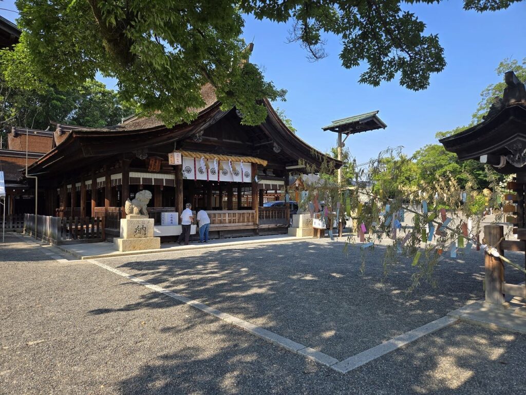 稲沢市国府宮神社の拝殿と七夕飾り