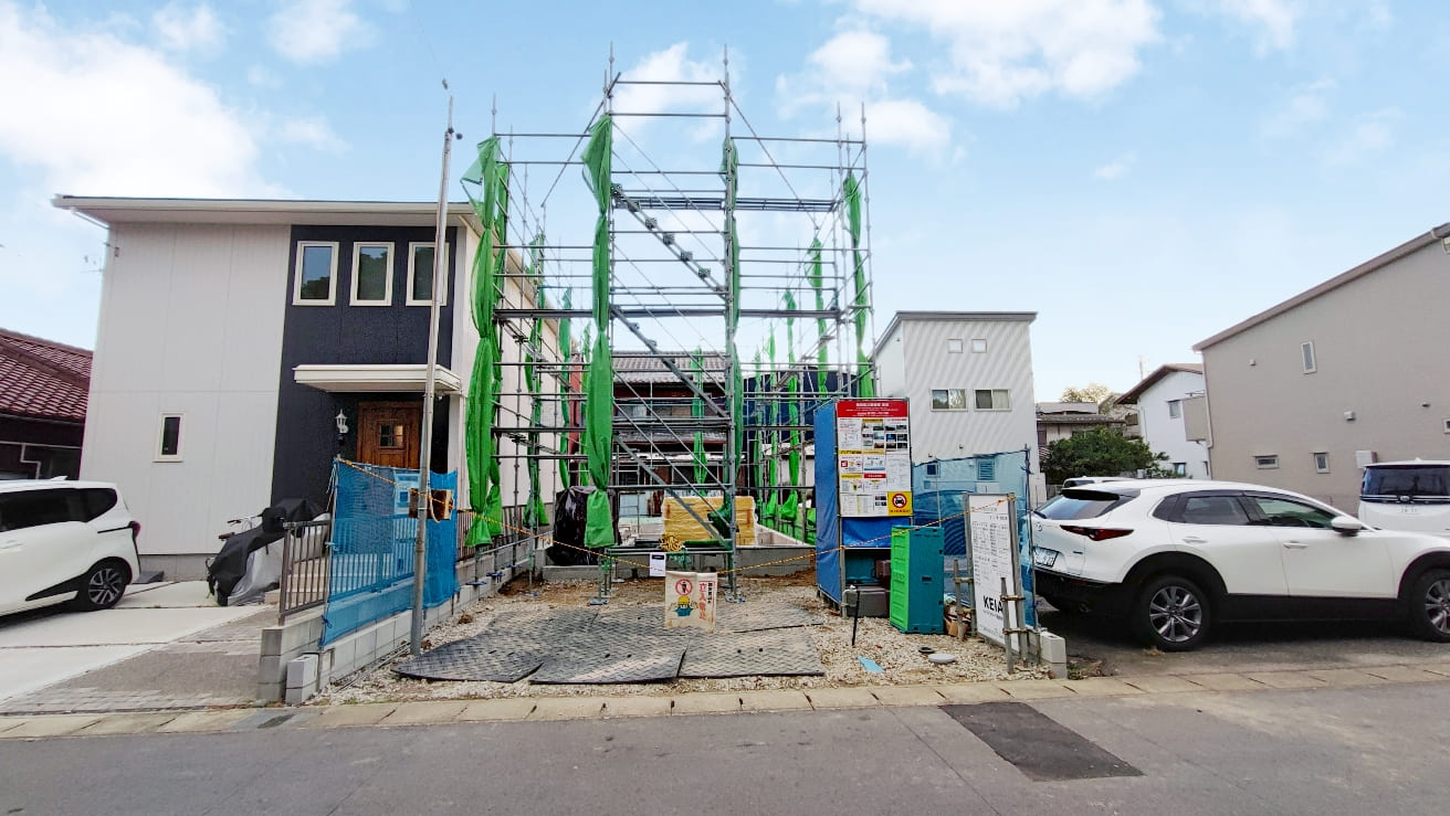 稲沢市小池一丁目に建築中の新築一戸建て。足場が組まれた現場全体の様子が確認できる現地写真。