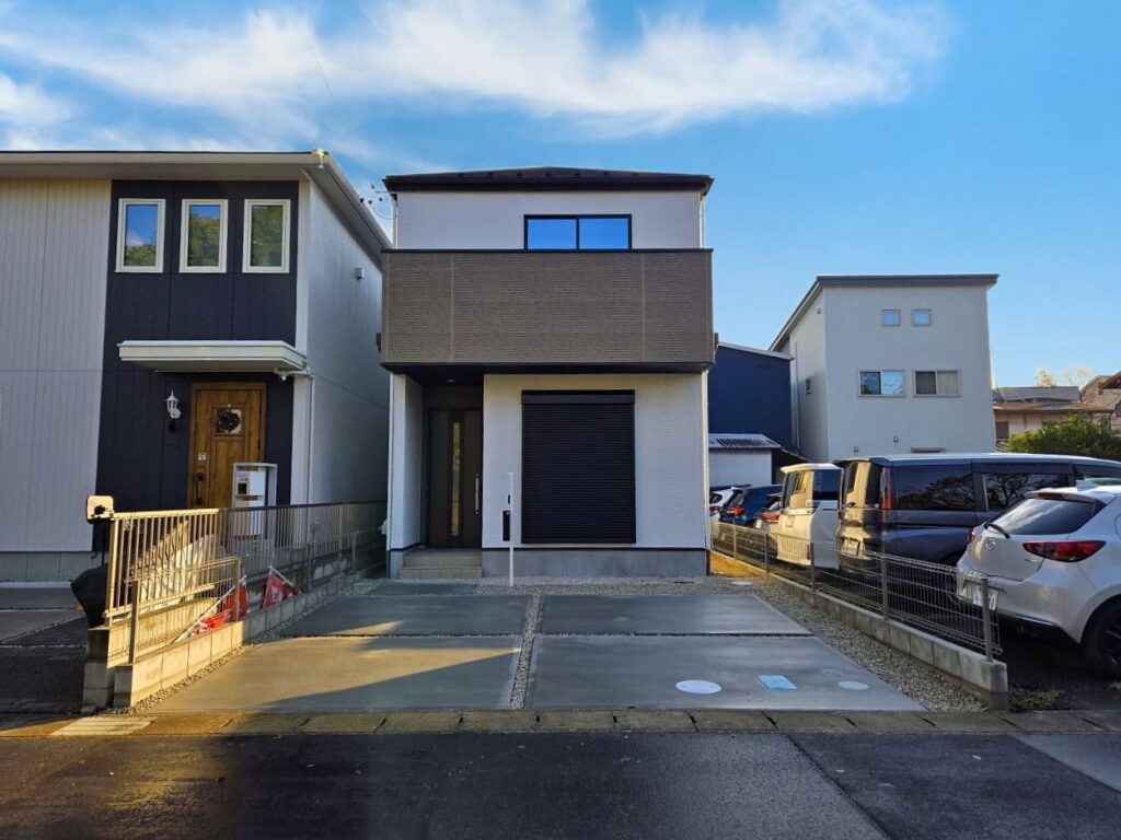 完成後の稲沢市小池一丁目 新築一戸建ての外観写真。シンプルでモダンな2階建てデザインに、駐車スペースは並列2台分。周囲の住宅とも調和した落ち着いた街並み。