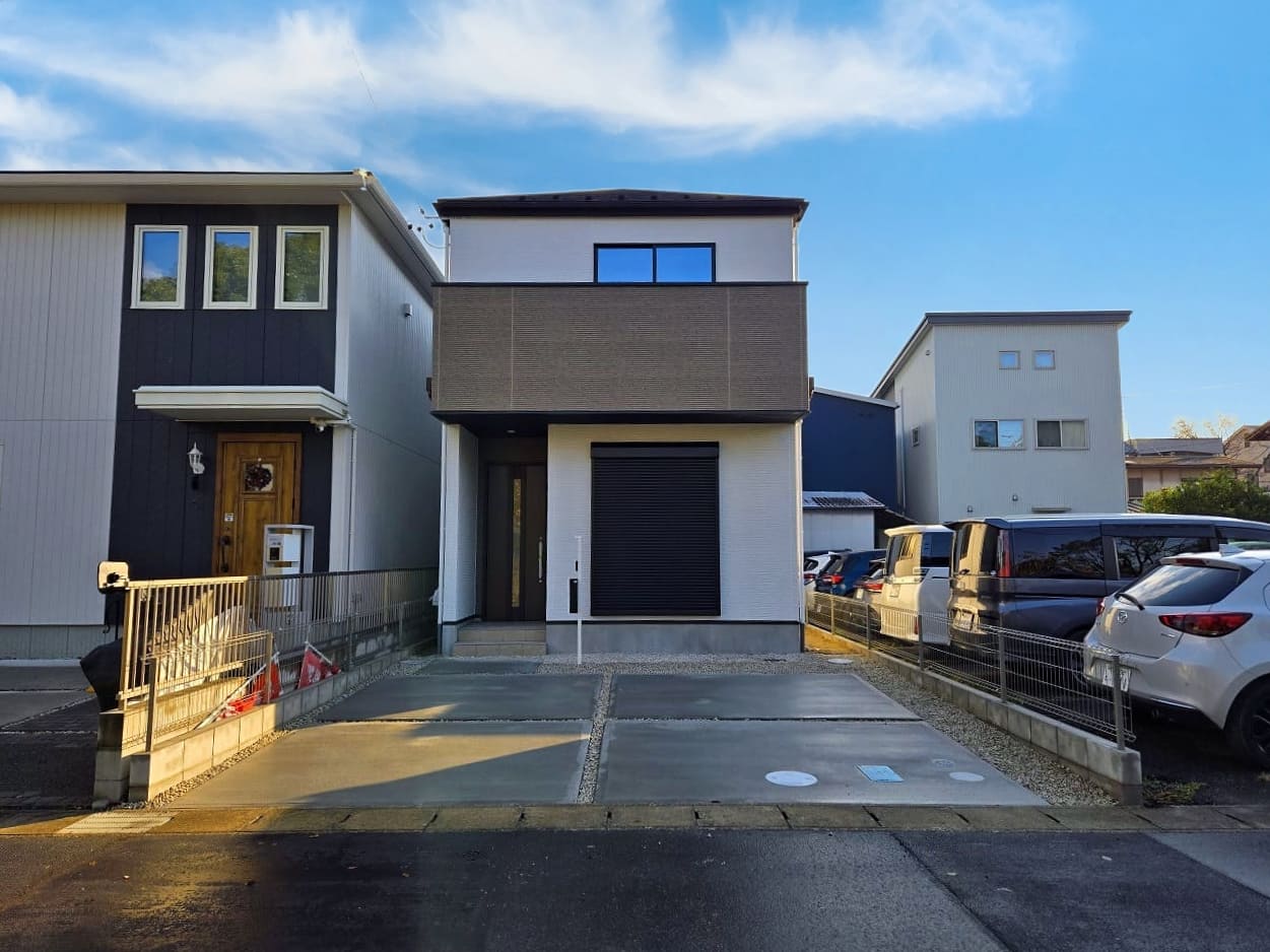 完成後の稲沢市小池一丁目 新築一戸建ての外観写真。シンプルでモダンな2階建てデザインに、駐車スペースは並列2台分。周囲の住宅とも調和した落ち着いた街並み。