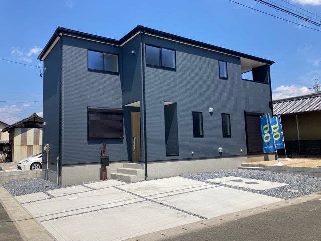 稲沢市祖父江町甲新田の新築一戸建て外観写真。シックなダークカラーの外壁とシンプルなデザインが特徴で、駐車スペース2台分を完備。開放感ある間取りの5LDK+WIC住宅。