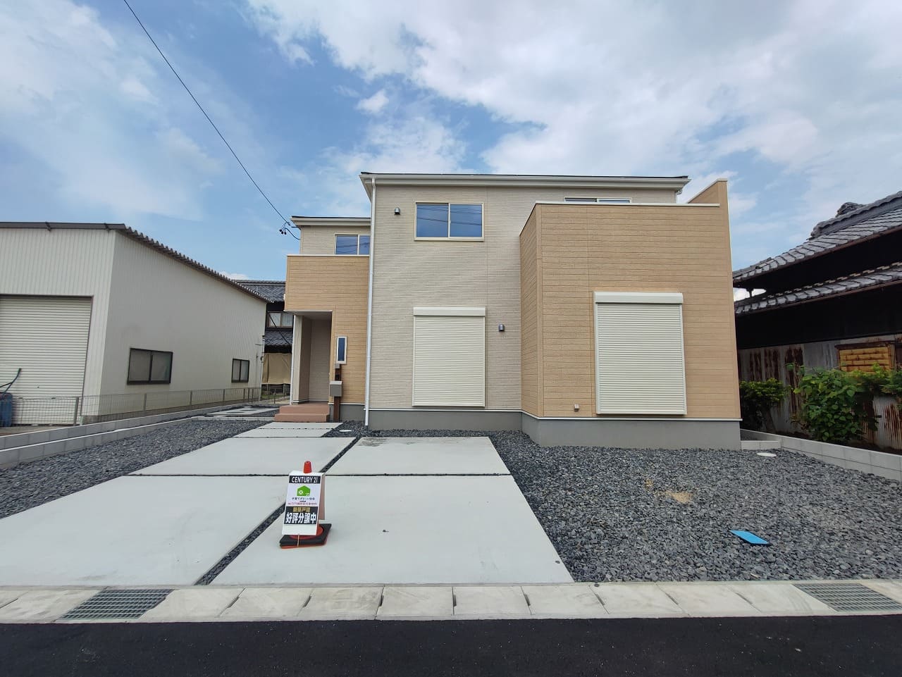 稲沢市矢合町の新築一戸建て3号棟外観写真。ベージュ系のシンプルでモダンなデザインの2階建て住宅。駐車スペース2台分あり、生活動線の良い間取りと落ち着いた住環境が魅力です。