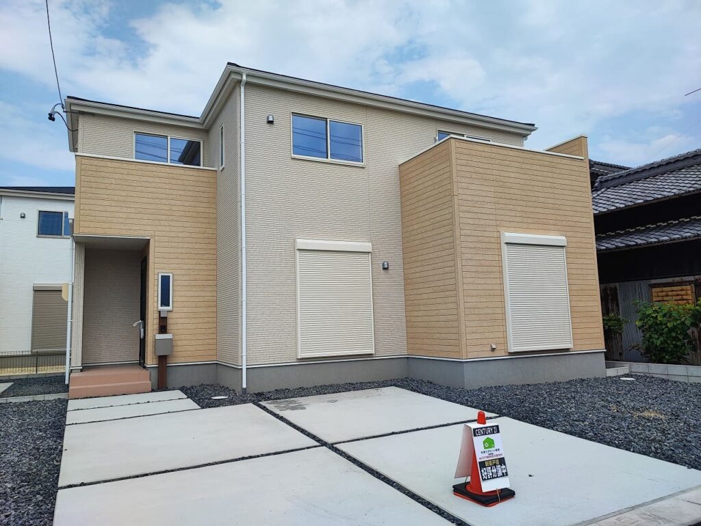 稲沢市矢合町の新築一戸建て3号棟外観写真。ベージュとホワイトを組み合わせたモダンな2階建て住宅。駐車スペース2台分完備で、ファミリーに適した住まいです。