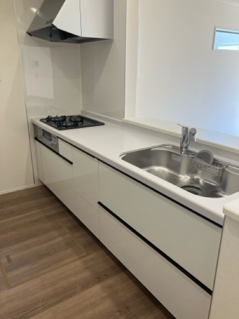 清潔感がある白が眩しいオープンキッチン