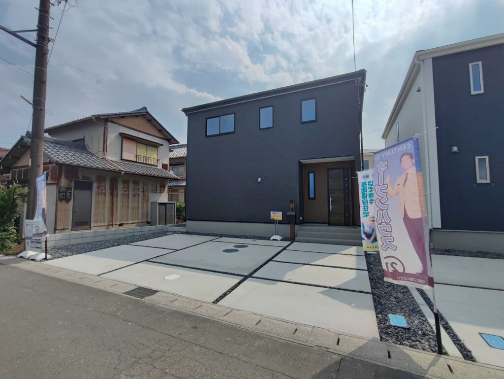 稲沢市矢合町の新築一戸建て2号棟外観写真。黒を基調としたモダンなデザインの2階建て住宅。駐車スペース2台分を備え、住みやすい環境が整っています。