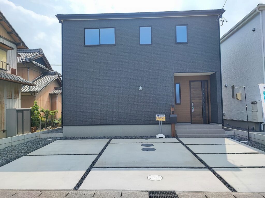 稲沢市矢合町の新築一戸建て2号棟外観写真。黒を基調としたシックでモダンなデザインの2階建て住宅。駐車スペース2台分を完備し、ゆとりある住まいを実現しています。