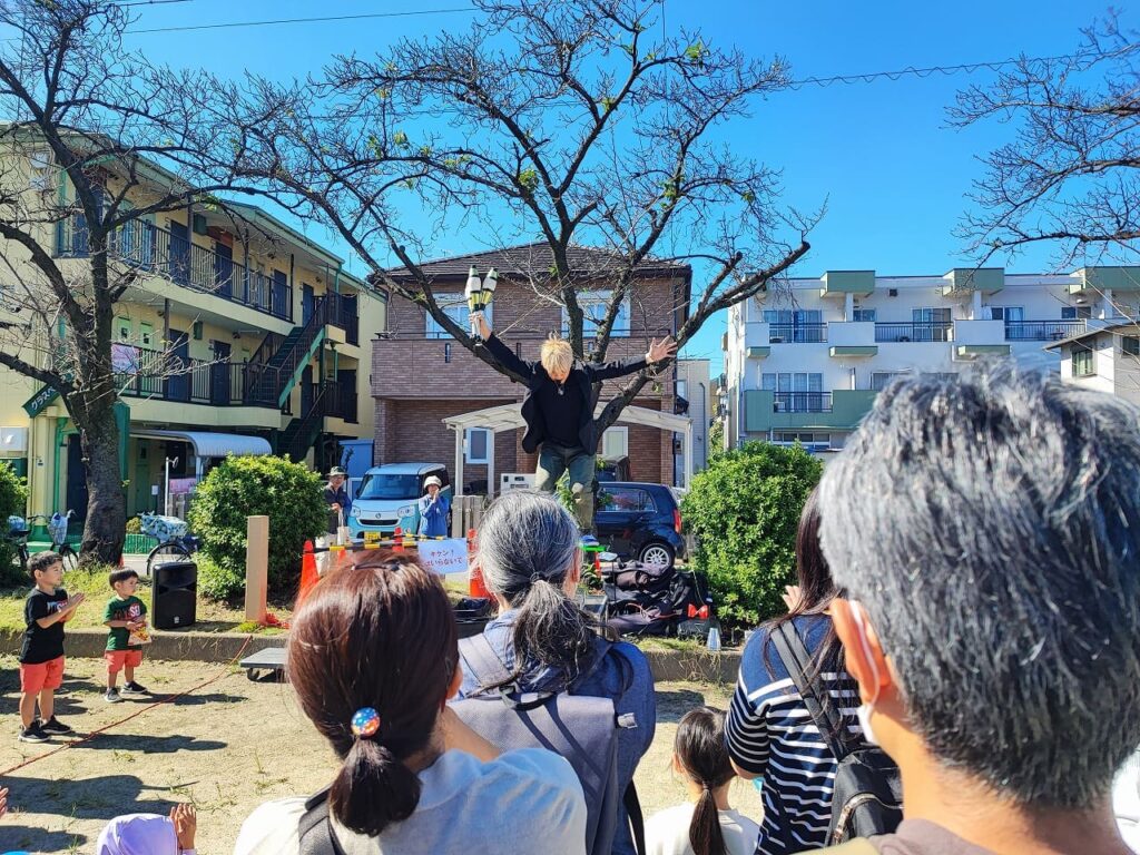 稲沢まつり 大道芸パフォーマンス 観客が見守る中での路上パフォーマンス