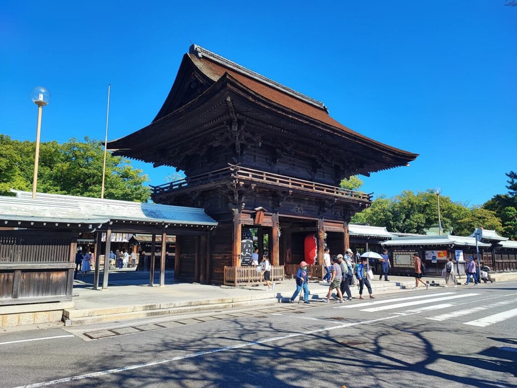 国府宮神社(尾張大國霊神社)の楼門 稲沢まつりのメイン会場 青空と伝統的な木造建築