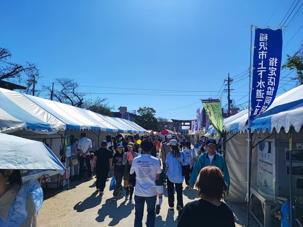 稲沢まつり 国府宮参道のテント会場 多くの来場者で賑わう様子