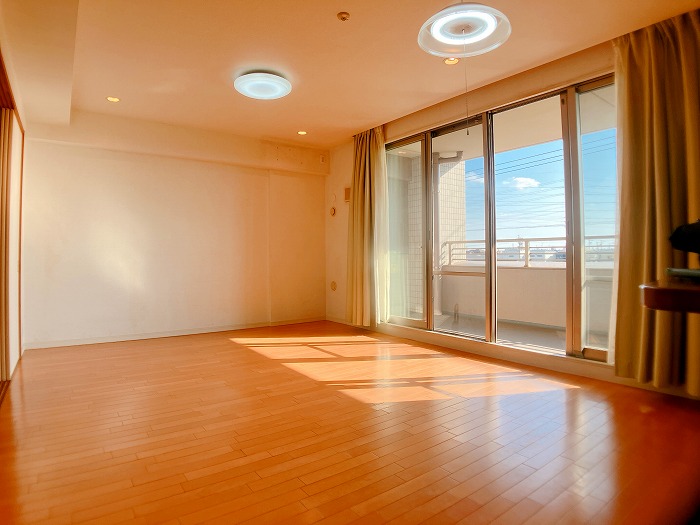 愛知県稲沢市の中古マンション、ライオンズガーデン稲沢西棟のリビングダイニング。南向きバルコニーに面し、自然光が差し込む明るい室内空間が広がる不動産物件