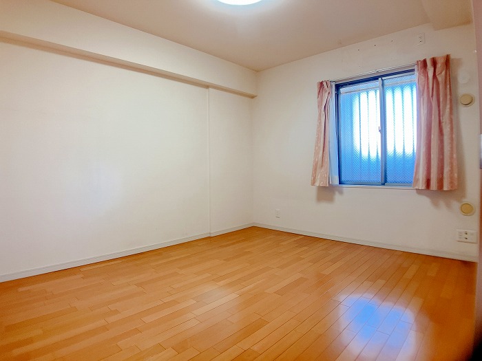 愛知県稲沢市の中古マンション、ライオンズガーデン稲沢西棟の洋室。フローリング仕様で窓から自然光が入り、寝室や子ども部屋として使いやすい不動産物件の室内空間