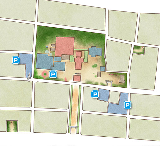 国府宮神社の境内と周辺駐車場を示した案内マップ。地図上には4箇所の駐車場が青いPマークで表示されている。境内中央にはピンク色で本殿や拝殿などの主要建物が配置され、その周辺に緑色の神苑や参道が広がる。駐車場は境内の北西、北東、南東に分散して配置されており、周辺は住宅地や道路に囲まれている。初詣やはだか祭りなどの大祭時は交通規制があり駐車場が満車になりやすい。