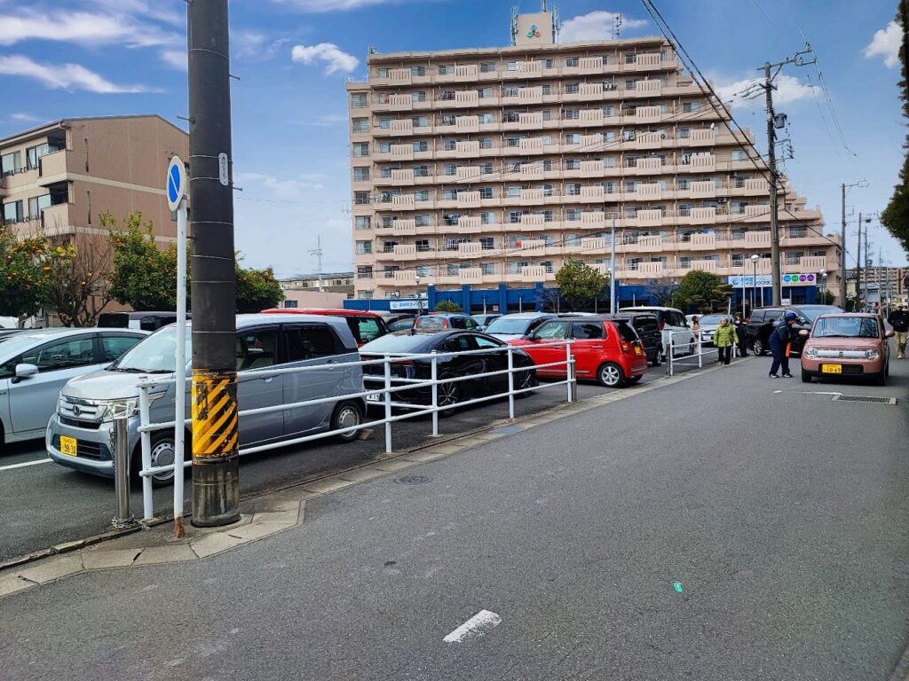 国府宮神社西側の神社専用駐車場の状況満車で警備員の人が一生懸命交通整理をしている。