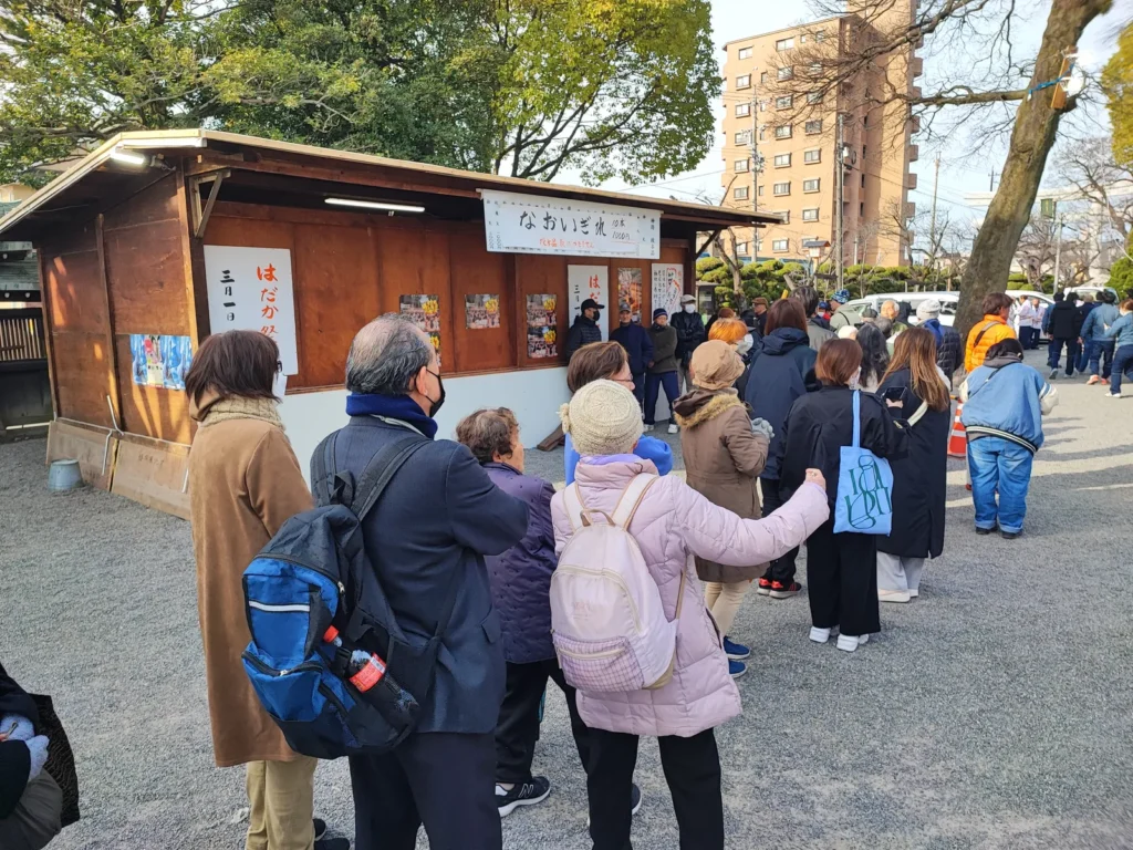 はだか祭りの翌朝の様子。朝の8時ですでに行列が。