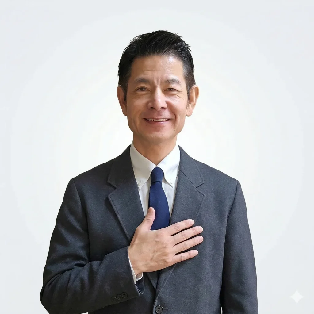 弊社代表の佐藤が胸に手を当てている写真