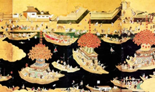 江戸時代に描かれた尾張津島天王祭の祭礼図屏風。金色の雲の間に天王川と町並みが描かれ、川には朱色の提灯や花飾りを高く掲げたまきわら船が何艘も浮かび、大勢の人々が舟や川岸で祭りを楽しむ様子が細かく描き込まれている。