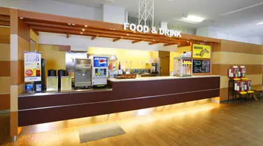 稲沢グランドボウル館内のフードコーナー。カウンターとテーブル席が並び、休憩や軽食がとれる明るい空間。