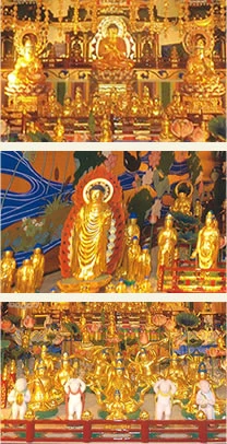 戒壇めぐりの回廊内に安置された、金色の極楽浄土の情景を写した3枚の写真。中央に阿弥陀如来・観世音菩薩・勢至菩薩、周囲に金色の菩薩像や白い像が並び、宝樹や宮殿楼閣、青い水の意匠が背景に描かれている。