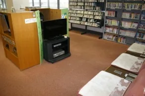 平和町図書館のAVブース。個別ブースにモニターが設置され、館内で借りたCDやDVDをその場で視聴できるコーナー。