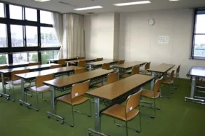 平和町図書館の学習室内観。長机と椅子が並び、静かに勉強や作業ができる開放的な学習スペース。