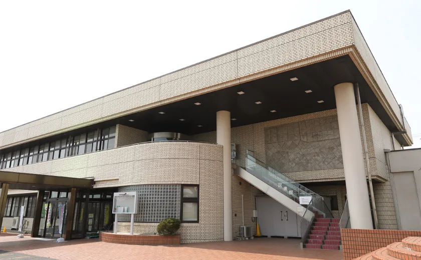 平和町図書館の入口付近。平和支所2階へ上がる階段の踊り場に図書館の案内サインが掲示されている。エレベーターはなく階段での来館が基本となる。