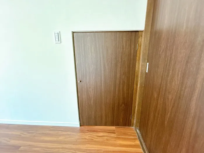 2階西側洋室は屋根裏収納とつながっています。