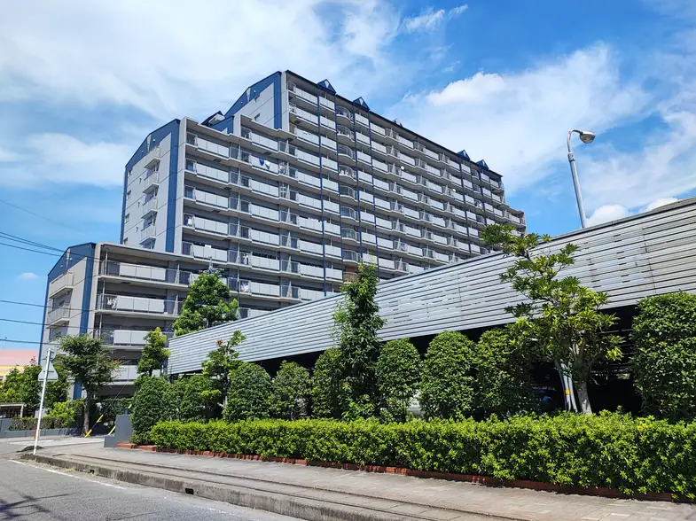国府宮パークスクエアⅠ番館の外観。愛知県稲沢市朝府町8-1、名鉄名古屋本線「国府宮」駅徒歩34分の場所に建つ1993年11月竣工の分譲マンション。鉄筋コンクリート造14階建・総戸数175戸。3棟のうちいちばん古く、高層階からの眺望が査定でプラスに見られやすい棟。