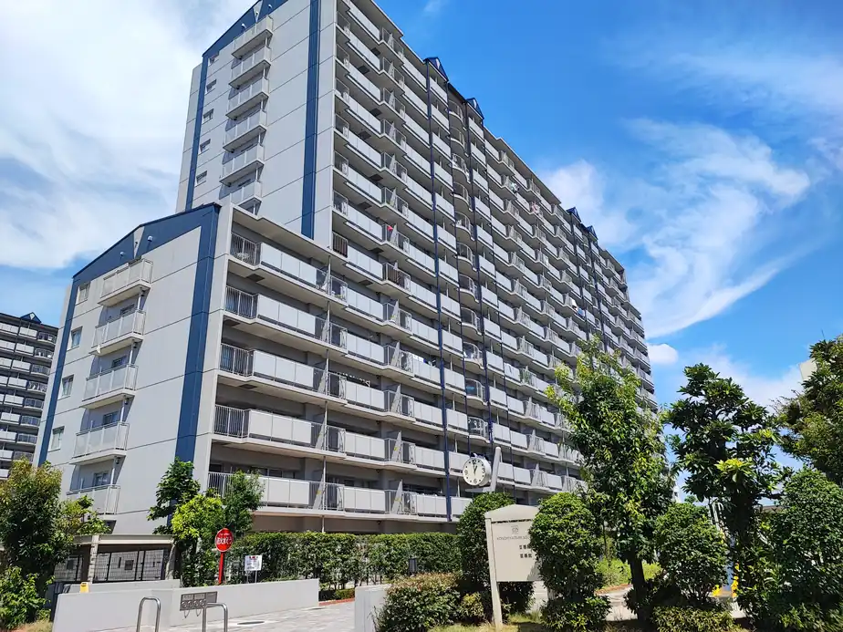 国府宮パークスクエアⅡ番館の外観。愛知県稲沢市朝府町17-1、名鉄名古屋本線「国府宮」駅徒歩34分の場所に建つ1994年7月竣工の分譲マンション。鉄筋コンクリート造14階建・総戸数216戸で、3棟の中でいちばん戸数が多い棟。