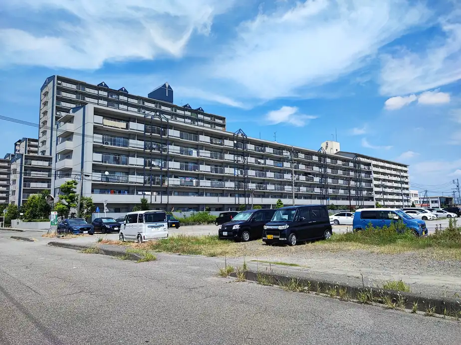 国府宮パークスクエアⅢ番館の外観。愛知県稲沢市朝府町17-2、名鉄名古屋本線「国府宮」駅徒歩34分の場所に建つ1994年12月竣工の分譲マンション。鉄筋コンクリート造6階建・総戸数82戸で、3棟の中でいちばん小規模。低層ならではの出入りのしやすさが評価されることがある棟。