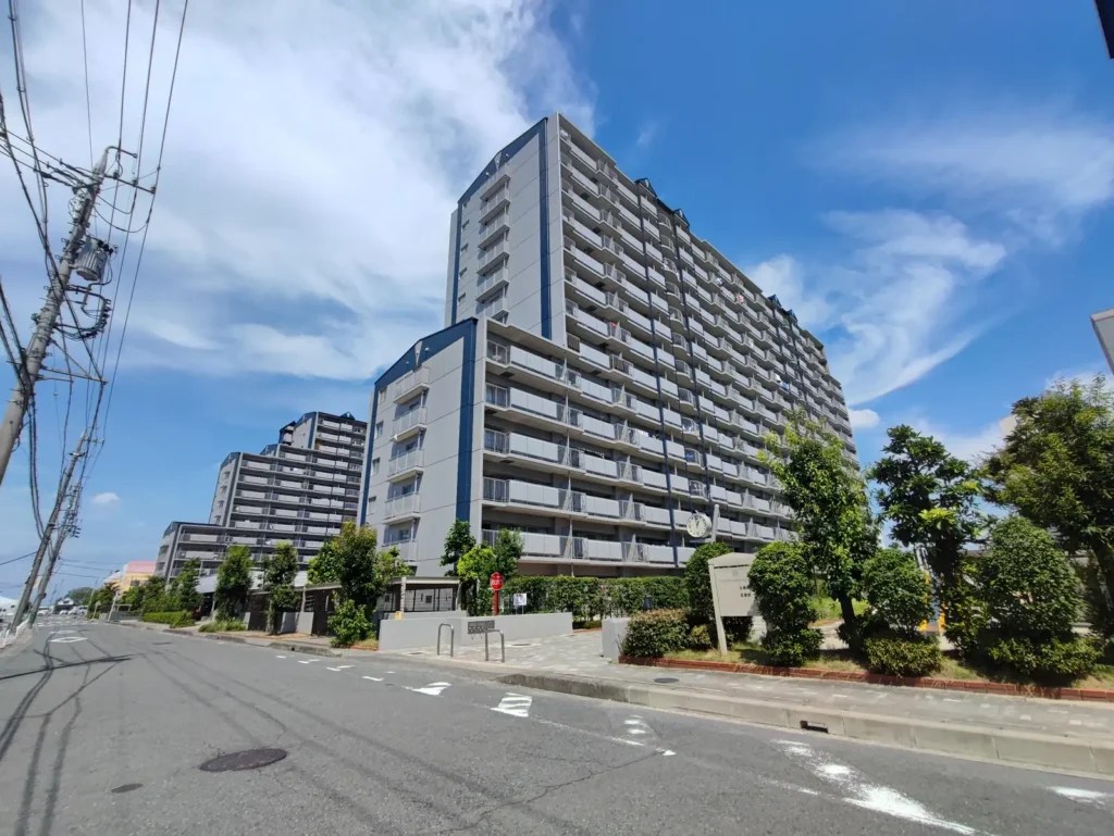 国府宮パークスクエアの外観。愛知県稲沢市朝府町、名鉄名古屋本線「国府宮」駅徒歩34分の場所に建つ1993年11月〜1994年12月竣工の分譲マンション。鉄筋コンクリート造・Ⅰ番館とⅡ番館は14階建、Ⅲ番館は6階建の3棟構成、総戸数473戸。間取りは2LDKから4LDKまであり3LDKが中心。